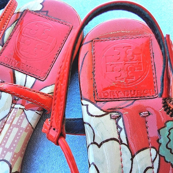 TORY BURCH Emmy Floral Logo Patent T-Strap Sandal EUC - Picture 3 of 9